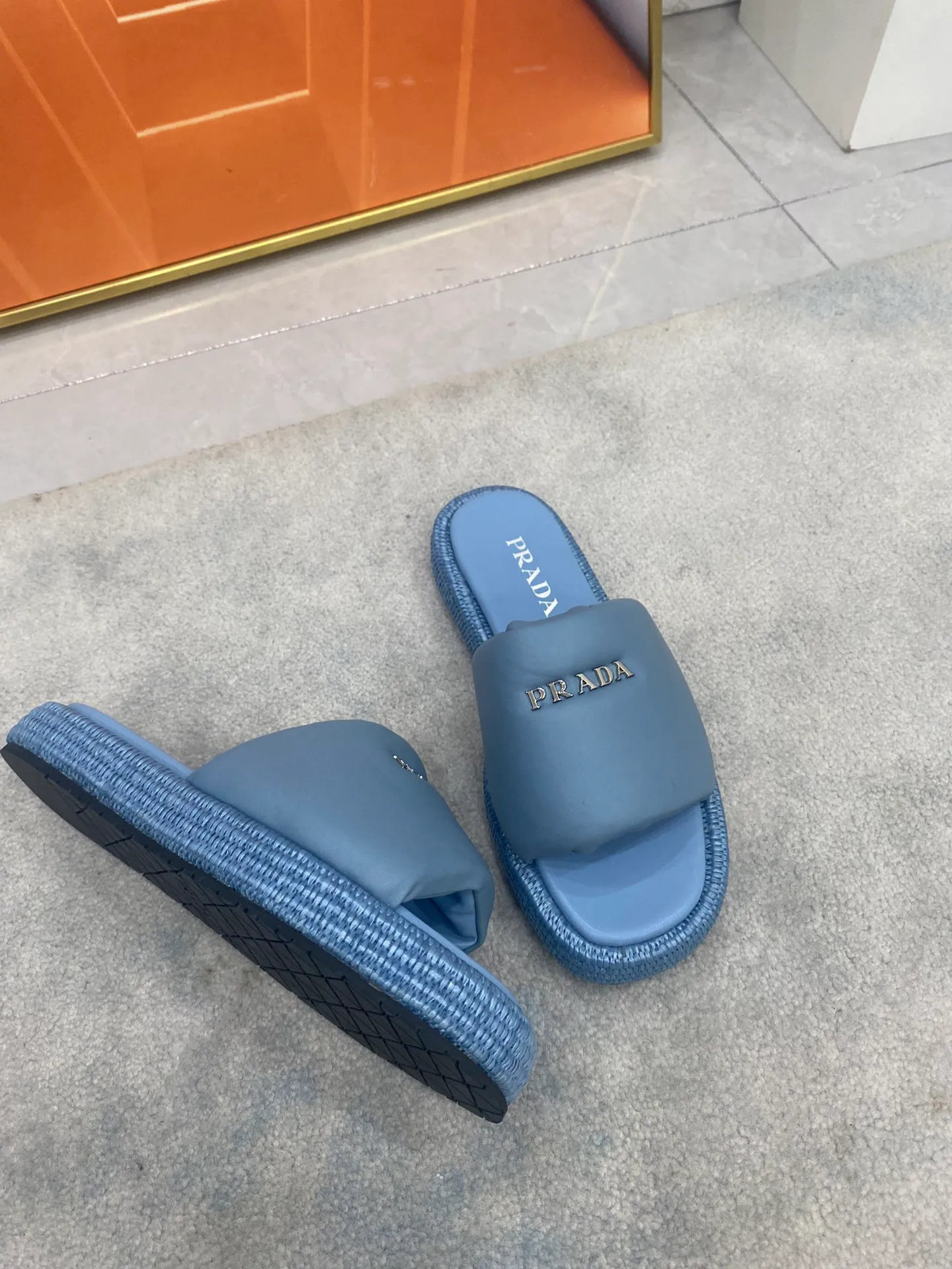 👟👟Ex-factory price 500👟👟 PRADA 2024 [Fireworks] [Fireworks] Popular straw woven series, a must-have slipper for lazy people, it looks so good on the feet. I love this hand-woven one. The upper is mixed sheepskin, and the outsole is made of imported raffia bag, ultra-light TPU, code number 5-41,